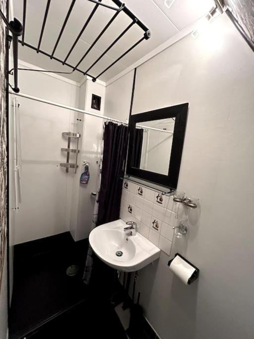 Cozy Apartment In Popular Street Μπέργκεν Εξωτερικό φωτογραφία
